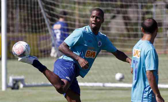 Cruzeiro se reapresentou nesta tera-feira na Toca da Raposa II e iniciou a preparao para a deciso do Mineiro, no prximo domingo, no Mineiro; tcnico Marcelo Oliveira conversou muito com os atletas, falou dos erros na derrota por 3 a 0 para o Atltico, no jogo de ida, e deu sequncia ao trabalho