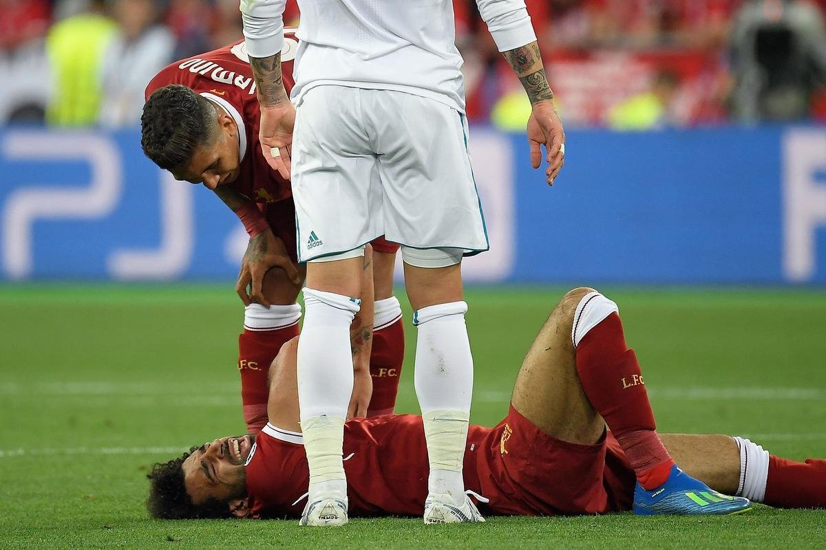 Salah, do Liverpool, sofreu falta de Sergio Ramos, machucou ombro esquerdo e deixou a final no primeiro tempo