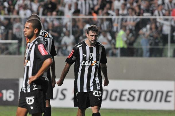 Imagens da tristeza dos atleticanos no Independncia com a eliminao na Copa Libertadores