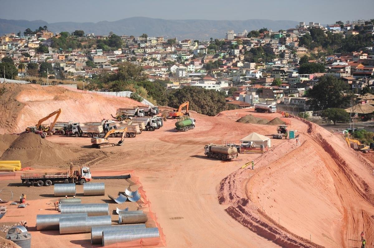 Novas fotos da construo da Arena MRV, estdio do Atltico, no bairro Califrnia, em Belo Horizonte. Nos arredores, curiosos fazem o que podem para ver o andamento das obras. (Alexandre Guzanshe/EM/D.A Press)