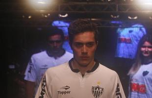 2012 - Uniforme produzido pela Topper