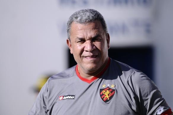 Hlio dos Anjos foi 'fritado' pela torcida aps perder o hexacampeonato pernambucano pelo Sport em 2011