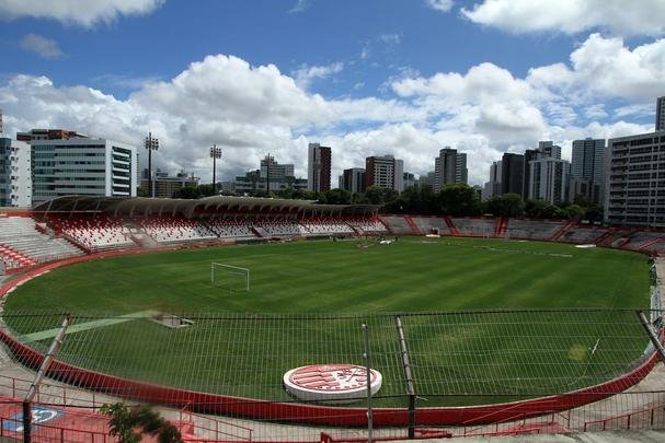 Funcionários do clube trabalham para recuperar o gramado após as fortes chuvas que caíram no Recife