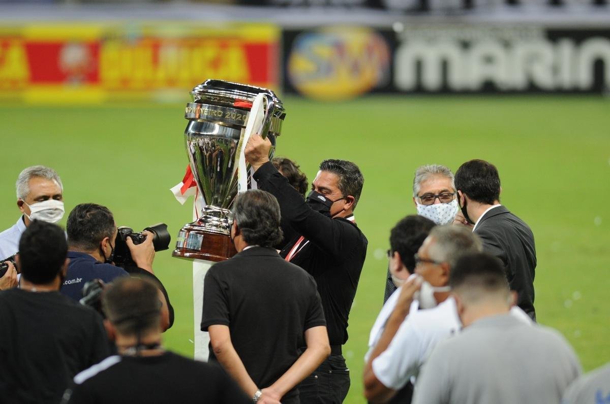 Atltico ergue a taa de campeo mineiro de 2020; na comemorao, tcnico Jorge Sampaoli  carregado pelos jogadores no Mineiro