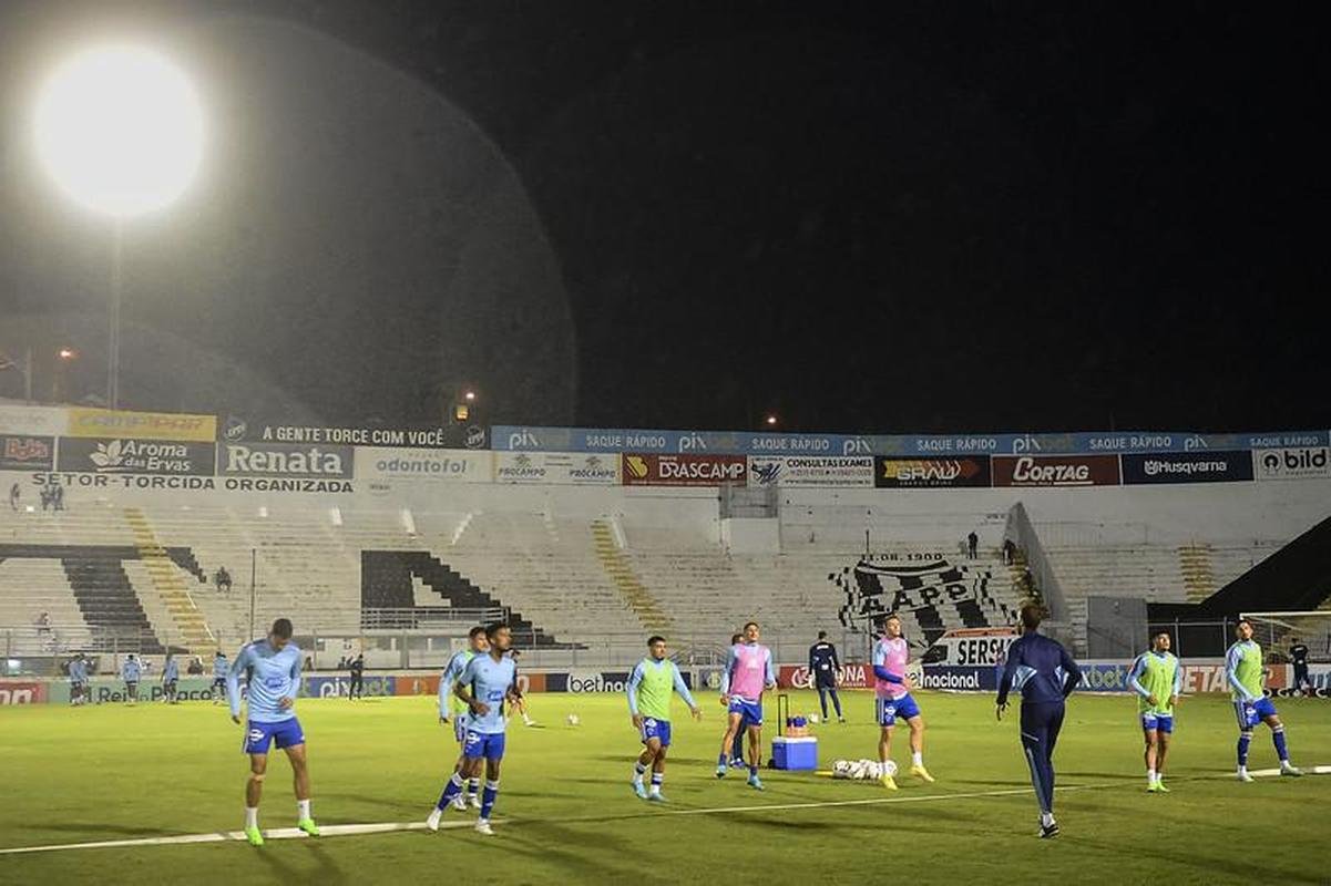 Ponte Preta x Cruzeiro: veja as fotos do jogo no Moiss Lucarelli, em Campinas, pela 32 rodada da Srie B do Campeonato Brasileiro