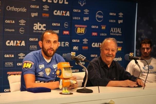 Atacante Barcos, o 'Pirata', vestiu a camisa 28 do Cruzeiro e falou sobre desejo de conquistar muitos ttulos