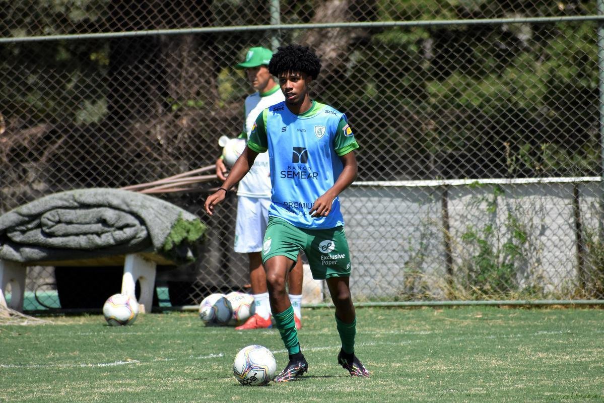 O Amrica segue com treinos preparatrios para a disputa do Campeonato Mineiro 2021. Comandados pelo auxiliar tcnico Mrcio Hahn, jogadores da base americana - e tambm os que tiveram menos oportunidades na temporada 2020 - realizam atividades voltadas ao Estadual.