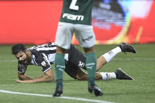 Diego Costa sofreu pnalti. Hulk cobrou e mandou na trave esquerda.