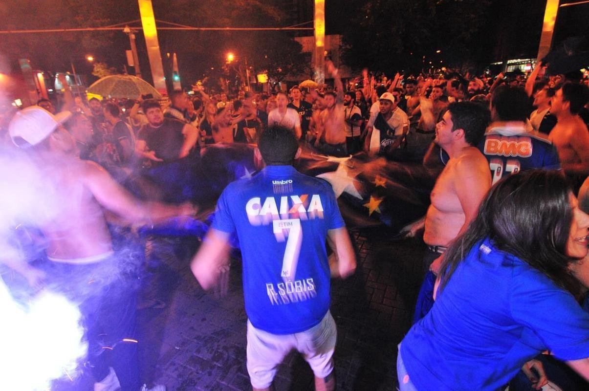 Seja em campo, nas arquibancadas da Arena Corinthians ou nas ruas de Belo Horizonte, os cruzeirenses comemoraram bastante a conquista do sexto ttulo da Copa do Brasil. O clube se tornou o maior vencedor isolado da histria do torneio, deixando para trs o Grmio, que ganhou cinco vezes. Veja as melhores imagens da celebrao de jogadores, dirigentes e torcedores!