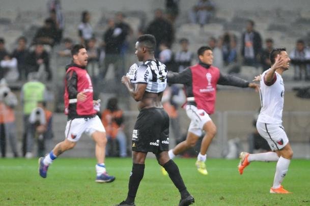 Atltico perdeu por 4 a 3 para o Coln nos pnaltis e foi eliminado da Copa Sul-Americana. Goleiro argentino Burin defendeu penalidades de Rver e Cazares