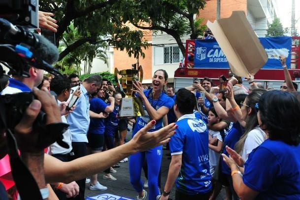 Chegada das campeãs da Superliga Feminina à sede do Minas, em Belo Horizonte. Em seguida, eles foram recepcionadas pelo presidente, por diretores e patrocinadores. Houve até brinde com champanhe