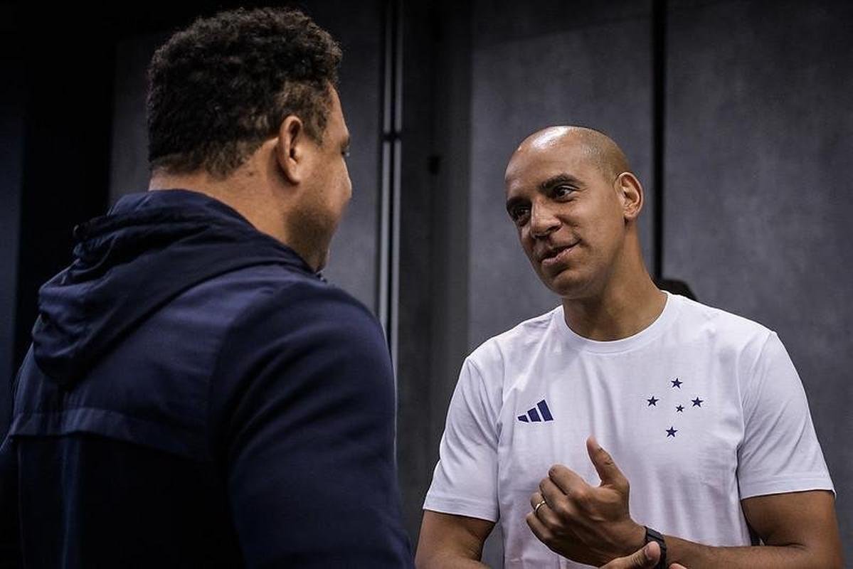 Ronaldo conheceu tcnico Pepa e cumprimentou jogadores do Cruzeiro na vspera do jogo contra o Corinthians, em So Paulo, pelo Campeonato Brasileiro 