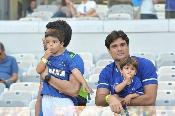 Imagens das torcidas de Cruzeiro e So Paulo no Mineiro