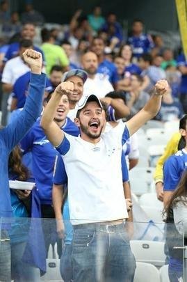 Imagens da torcida do Cruzeiro no jogo contra o Atltico-PR