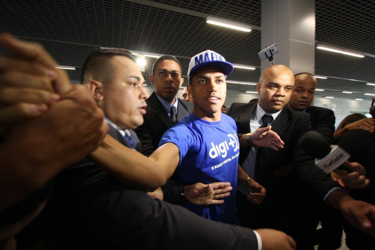 02/04/2019 - o Cruzeiro contratou Pedro Rocha com status de grande reforo. Tanto que a torcida encheu o saguo do Aeroporto de Confins para receb-lo. O clube aceitou pagar ao Spartak Moscou, da Rssia, um valor significativo pelo emprstimo at dezembro: 750 mil euros (R$ 3,2 milhes). Os direitos econmicos foram estipulados em cerca de 6 milhes de dlares. Pedro Rocha havia se destacado no Grmio, pelo qual havia marcado 32 gols e contribudo com 19 assistncias em 126 partidas. Campeo da Copa do Brasil em 2016 e da Libertadores em 2017, ele foi vendido aos russos por 12 milhes de euros (R$ 45 milhes), mas no se adaptou ao futebol do leste europeu.