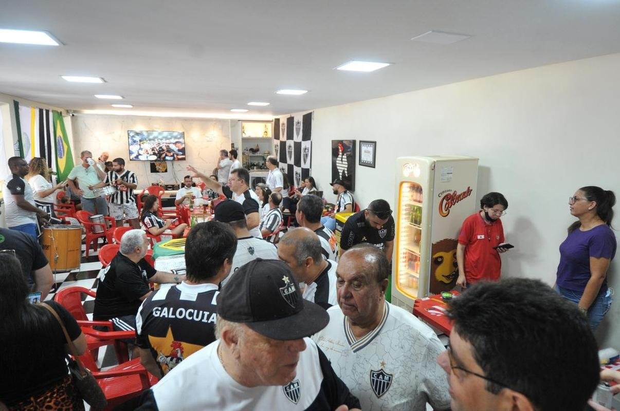 GaloCuia, nesse sbado (19), reuniu dezenas de atleticanos em 'concentrao' para a Supercopa do Brasil contra o Flamengo. As equipes se enfrentam no domingo, na Arena Pantanal, em busca do primeiro trofu da temporada 2022.