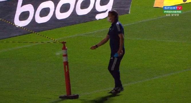 Preparador fsico Anselmo Sbragia, do Cruzeiro, jogou sal grosso no gramado do Mineiro antes da partida contra o Brasil de Pelotas, neste sbado, pela 26 rodada da Srie B