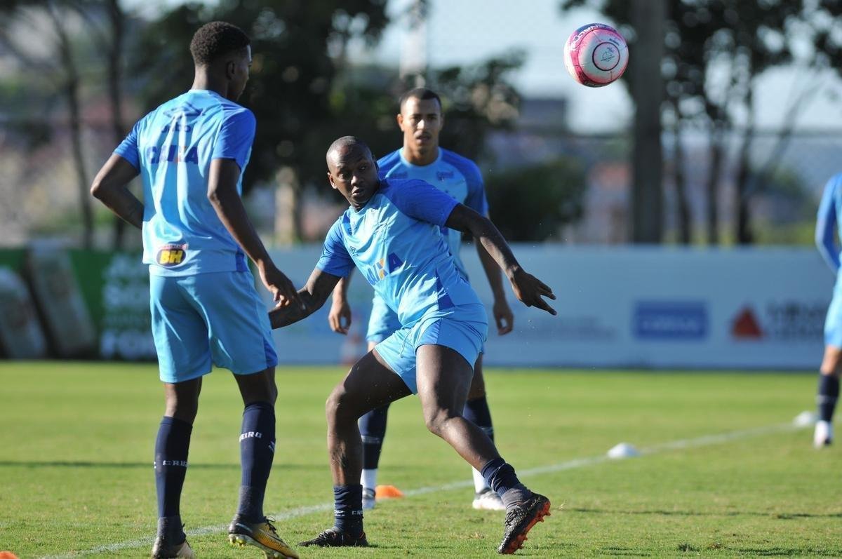 Fotos do treinamento do Cruzeiro desta tera-feira, na Toca II (Alexandre Guzanshe/EM D.A Press)