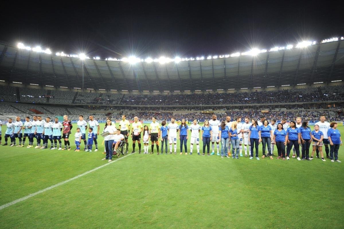 Mulheres foram homenageadas no Mineiro antes de jogo entre Cruzeiro e URT (Juarez Rodrigues/EM D.A Press)