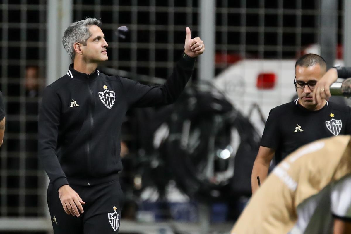 Aguardado pela torcida do Atltico, os agasalhos fabricados pela Le Coq Sportif chegaram s lojas. Entretanto, torcedores reclamaram do preo das peas e notaram diferenas com relao aos modelos usados pela comisso tcnica