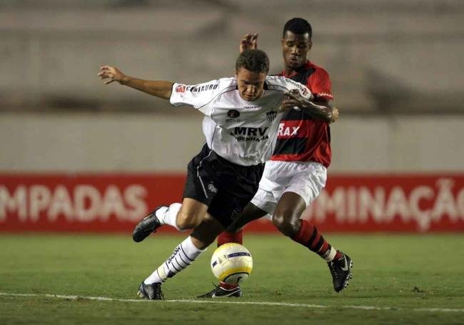 Na Copa do Brasil de 2006, pelas quartas de final, o Flamengo venceu jogo de ida por 4 a 1. Renato marcou dois gols. Jnatas e Obina tambm deixaram suas marcas. Para o Galo, Marinho balanou as redes. No jogo da volta, empate sem gols no Mineiro e classificao dos cariocas.