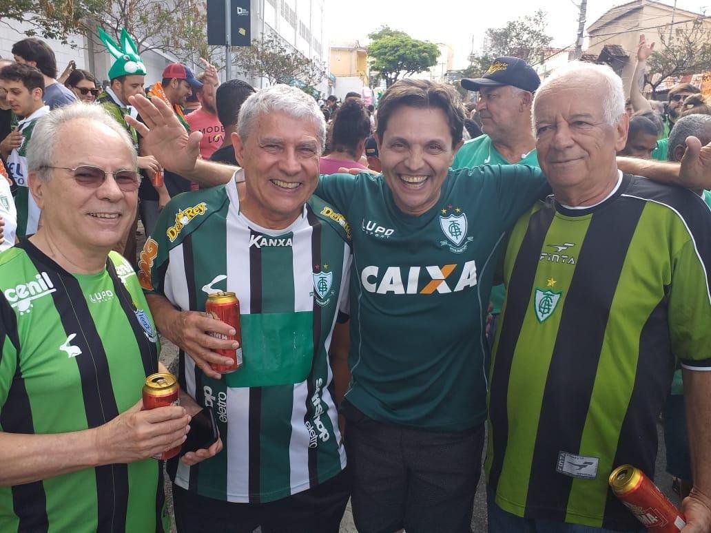 Um mar verde nas imediaes do Horto, com direito a rua de fogo para receber os jogadores do Amrica