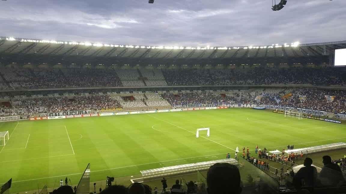 Aps quatro anos, Mineiro voltou a ficar dividido meio a meio com as torcidas de Atltico (e) e Cruzeiro (d)