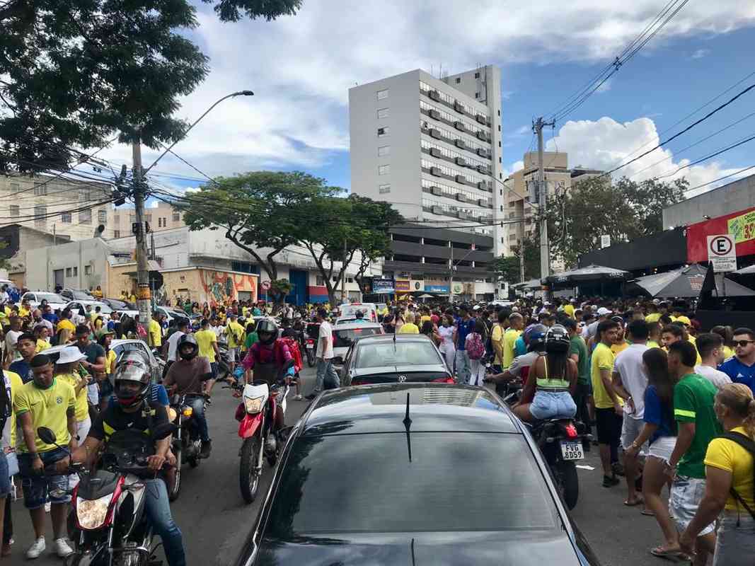 Torcedores se concentraram na Rua Alberto Cintra, em Belo Horizonte, para acompanhar o jogo entre Brasil x Camares pela Copa do Mundo