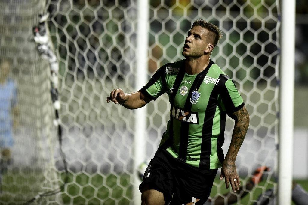 Rafael Moura atuou em 40 jogos pelo Amrica e foi o artilheiro do time na temporada com nove gols