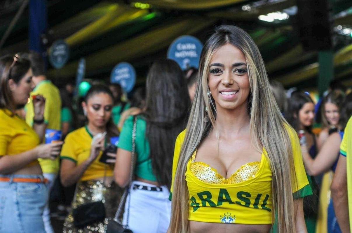 No evento Ginga BH, no bairro Buritis, em Belo Horizonte, torcedores acompanham o jogo entre Brasil e Crocia pelas quartas de final da Copa do Mundo