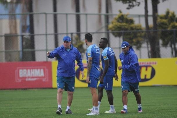Sob forte chuva, Cruzeiro iniciou preparao para duelo com o Botafogo, marcado para as 21h30 desta quinta-feira