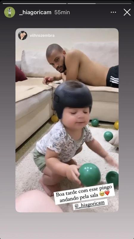 Zagueiro Hiago passa tempo com a filha.