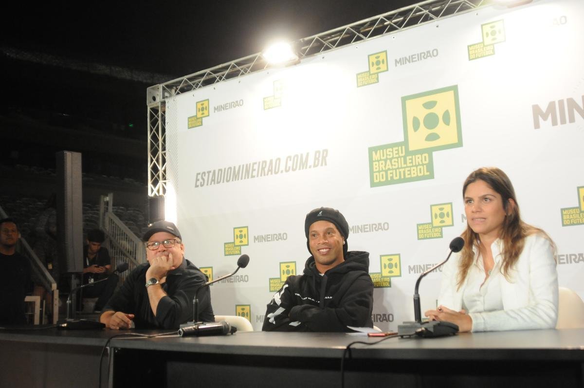 Ronaldinho Gacho lanou nesta tera-feira, no Mineiro, a exposio 'Fragmentos de um gacho', do artista Camaleo; astro ainda entrou para a Calada da Fama do estdio, em Belo Horizonte.