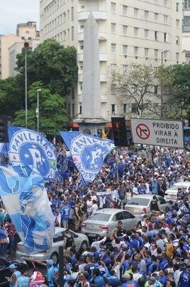 Com trio eltrico de jogadores e mais de 20 mil torcedores, Cruzeiro fez a festa na Praa Sete! Veja as melhores fotos