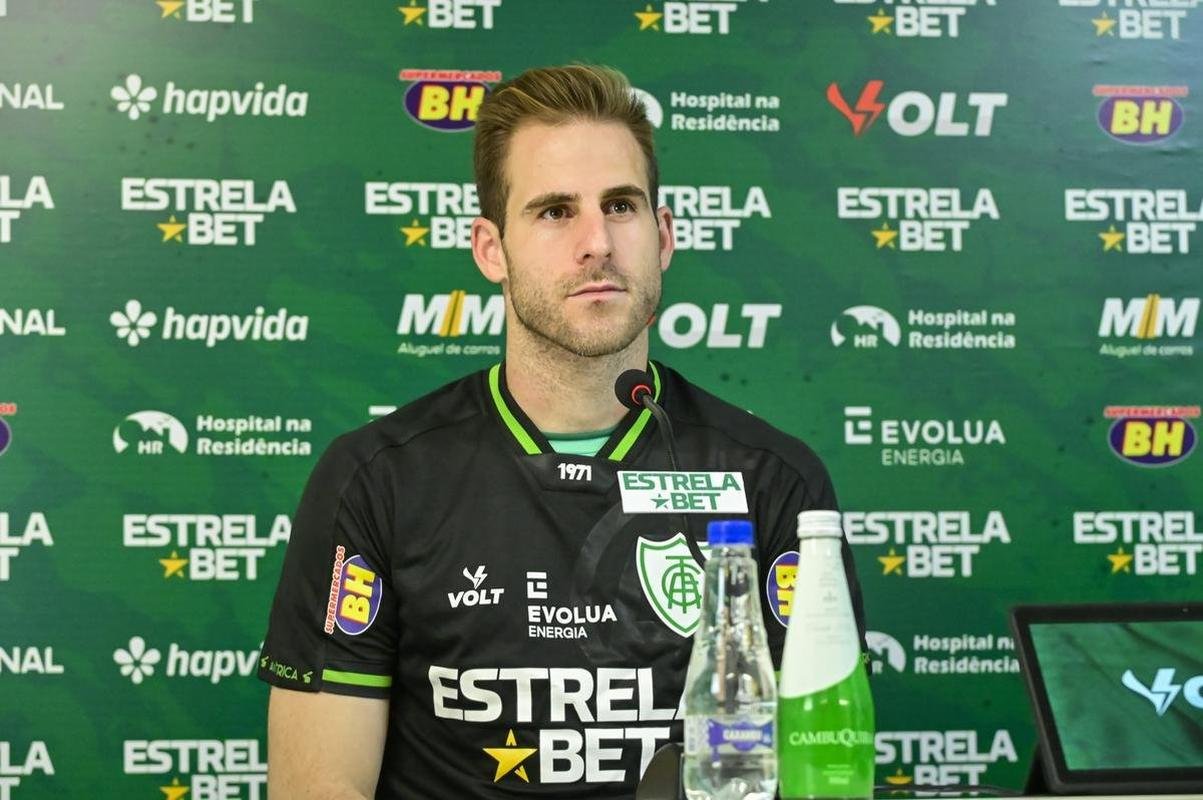 O goleiro Mateus Pasinato e o atacante Mikael foram apresentados pelo Amrica nessa quinta-feira (3/2), no CT Lanna Drumond