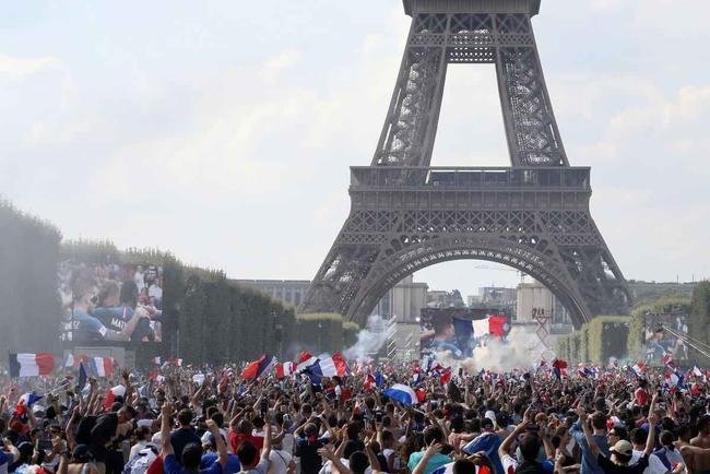 Franceses lotaram ruas de Paris e regi�o da Torre Eiffel durante a decis�o da Copa do Mundo