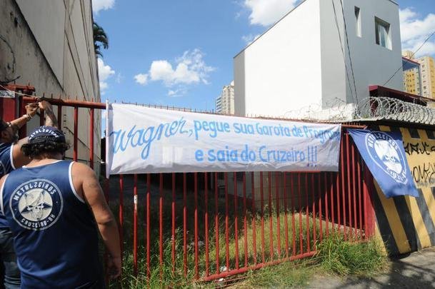 Em protesto na porta da Sede Administrativa, torcedores do Cruzeiro pediram renncias do presidente Wagner Pires de S e de seus vices, Hermnio Lemos e Ronaldo Granata