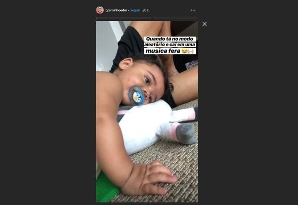 O zagueiro Eder Ferreira aproveitou a folga para mimar o filho