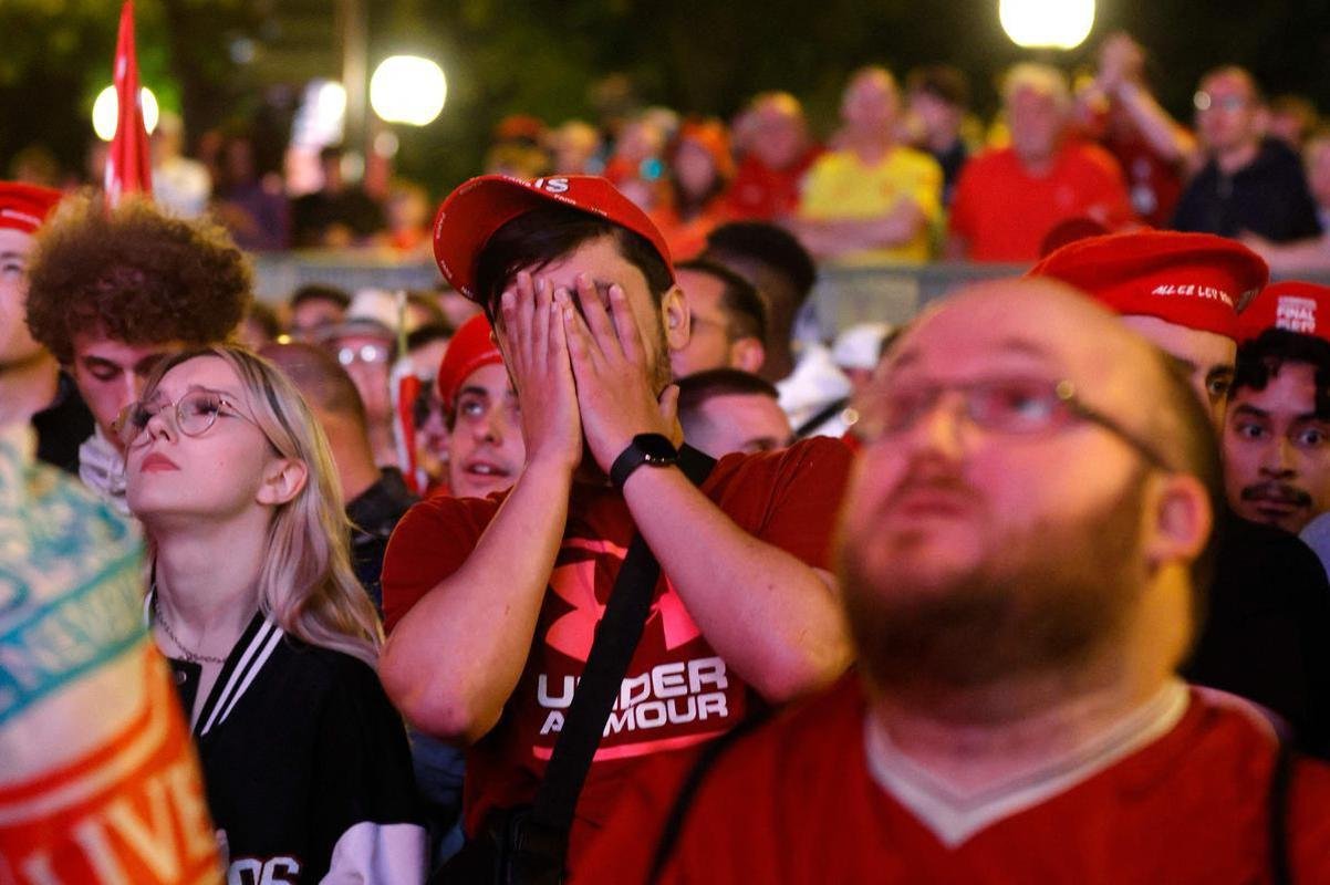 Fotos da decepo de torcedores e jogadores do Liverpool com a perda do ttulo da Champions League