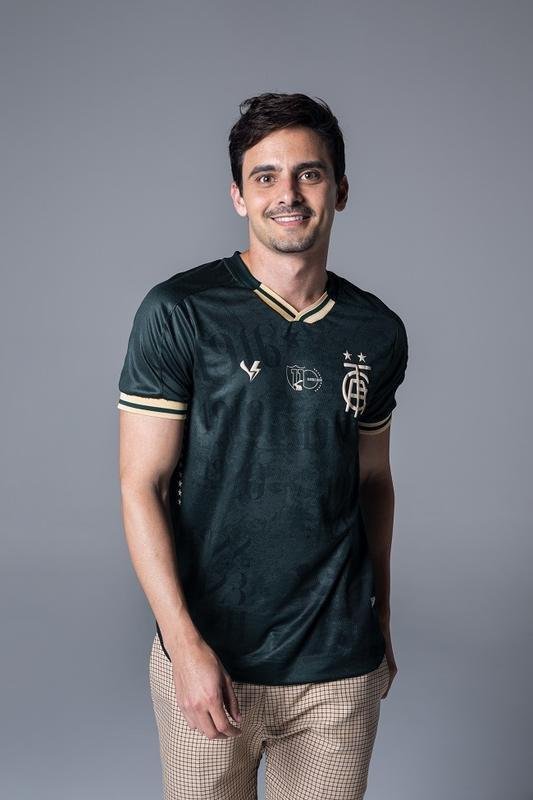 Fotos do modelo vencedor do Camisa Cento e Deca, concurso realizado em homenagem aos 110 anos de histria do Amrica