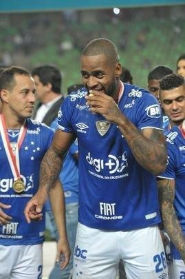 Entrega de medalhas e erguimento da taa: veja a festa do Cruzeiro com o bi do Mineiro