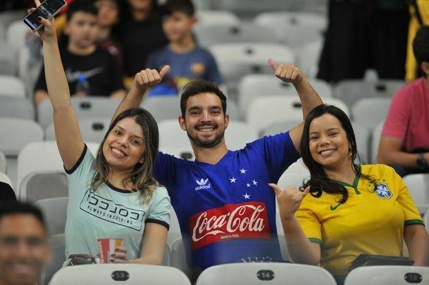 Fotos das torcidas de Uruguai e Equador no Mineiro