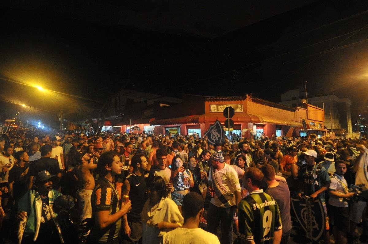Logo depois da conquista do bi, torcedores do Amrica invadiram Rua Pitangui, ao lado do Independncia, para festejar. Um trio eltrico agitou a noite no bairro Horto