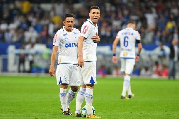 Cruzeiro volta melhor no segundo tempo, e Hudson abre o placar aos 6 minutos