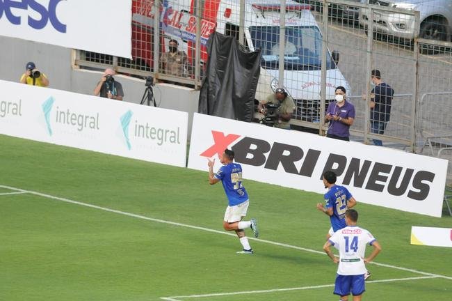 Cruzeiro goleou URT por 3 a 0 no Independncia com gols de Thiago, Machado e Edu em sua estreia no Mineiro. Ronaldo, dono da SAF, assistiu  partida no Horto. Duelo marcou estreia do tcnico uruguaio Paulo Pezzolano