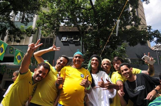 Na regio da Savassi, em BH, torcedores vibram com vitria do Brasil sobre a Sua, por 1 a 0, pela segunda rodada do Grupo G da Copa do Mundo do Catar