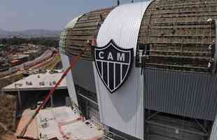 Instalao do escudo do Atltico e do primeiro letreiro da Arena MRV

