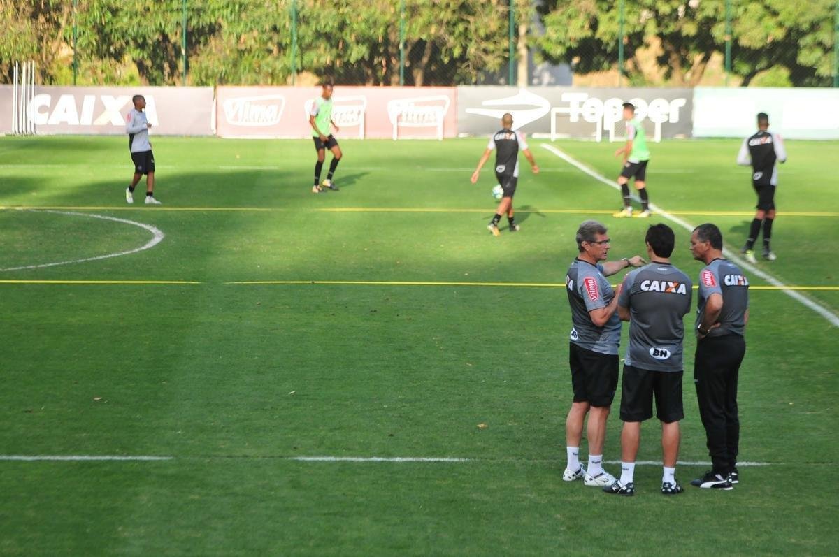 O tcnico Oswaldo de Oliveira foi apresentado na tarde desta tera-feira e, em seguida, comandou treino na Cidade do Galo