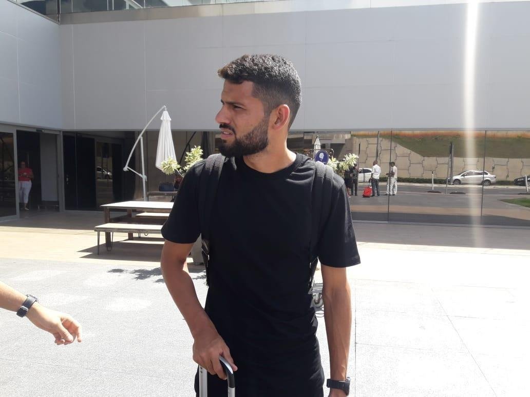 Volante Jadson, de 25 anos, chega a BH para assinar contrato com o Cruzeiro