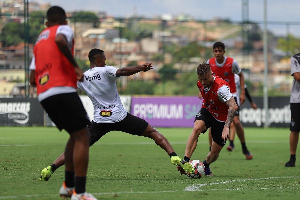 Depois da derrota para a Caldense, por 2 a 1, em Poços de Caldas, jogadores do Atlético voltaram ao trabalho nesta sexta-feira na Cidade do Galo.